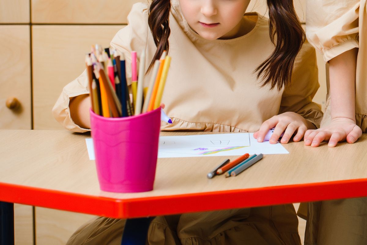 You are currently viewing How To Choose An Art Desk For Kids? 5 Tips